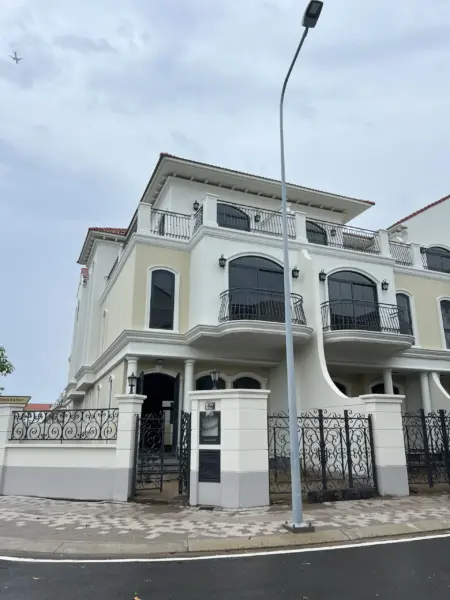 Nhà phố căn góc 8x20m
